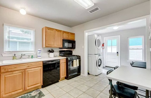Galveston House | Prime Location Near Ferry with Family-Friendly Amenities