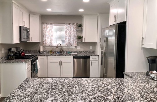 Loma Del Rey House | Beautifully Remodeled 3-Bedroom House with Top Amenities