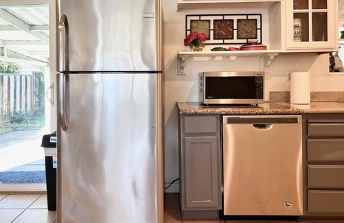 South Sundale House | Bright 3B2B Retreat in Fremont with Breakfast & Family Perks