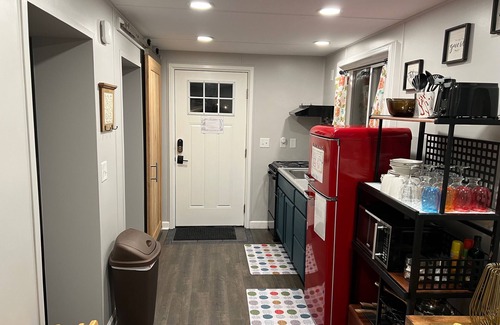Kings Grant Cottage | Ideally Located Burchlynn Cottage Near Beach and Downtown