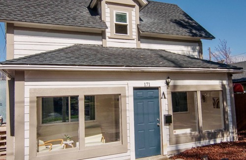 Historic Railroad District House | Historic Home with Parking in the Heart of the City