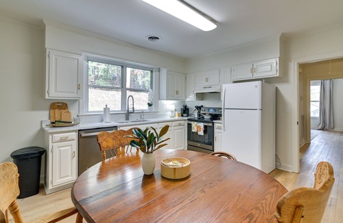 Oxford House | Ideal Retreat: Steps to Oxford Square with Spa & Breakfast!