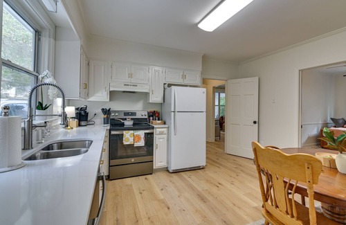Oxford House | Ideal Retreat: Steps to Oxford Square with Spa & Breakfast!