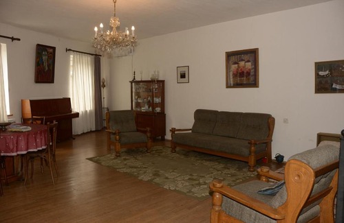 Vera House | Ideal Garden Retreat in Central Location with Family Amenities