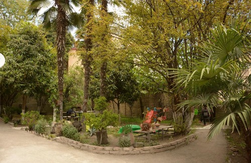 Vera House | Ideal Garden Retreat in Central Location with Family Amenities