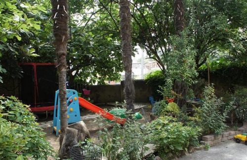 Vera House | Ideal Garden Retreat in Central Location with Family Amenities