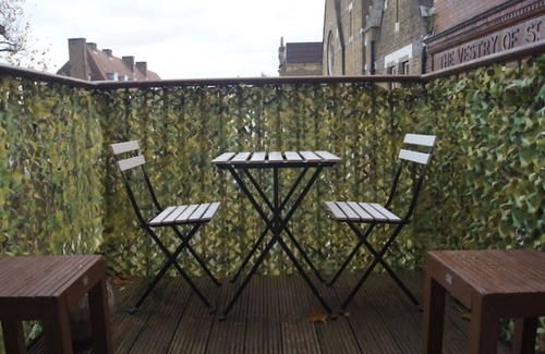 Bromley South Apartment | Convenient Islington Stay: Steps from the Train Station