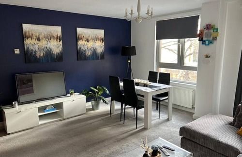 Bromley South Apartment | Convenient Islington Stay: Steps from the Train Station