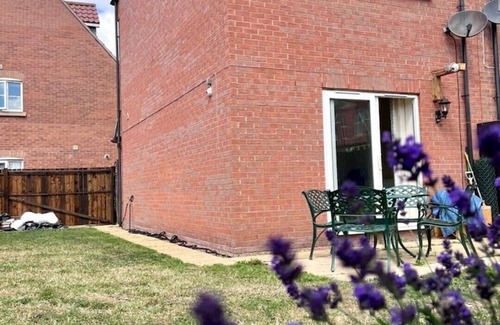Lincoln House | Guest Rated 9.8: Lincolnshire Home with Free Parking & Garden