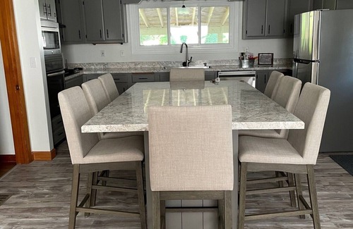 Geneva House | Prime Access to Local Wineries Near Lake and Spa Retreat