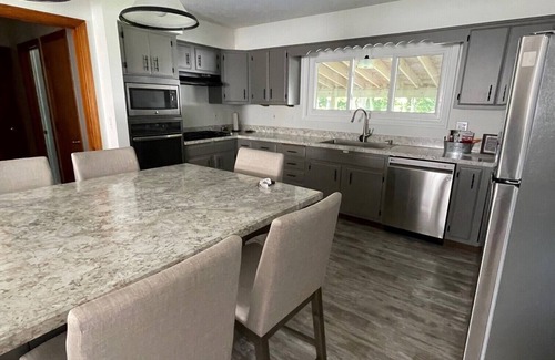 Geneva House | Prime Access to Local Wineries Near Lake and Spa Retreat