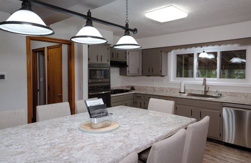 Geneva House | Prime Access to Local Wineries Near Lake and Spa Retreat