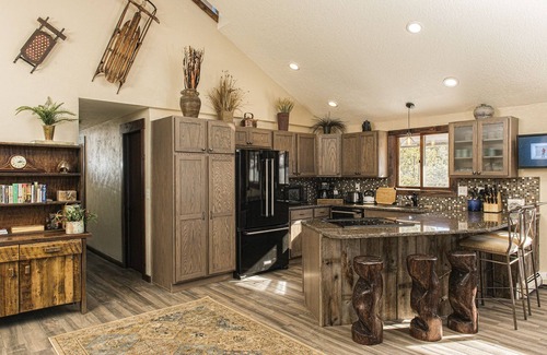 Silverthorne House | Prime Mountain Retreat - Steps from Ski Resorts & Great Amenities