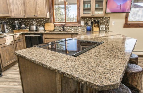 Silverthorne House | Prime Mountain Retreat - Steps from Ski Resorts & Great Amenities
