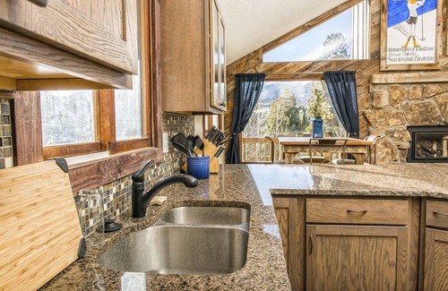 Silverthorne House | Prime Mountain Retreat - Steps from Ski Resorts & Great Amenities