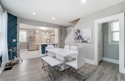 Roselawn Finance House | Family-Friendly Modern Retreat in Central Location