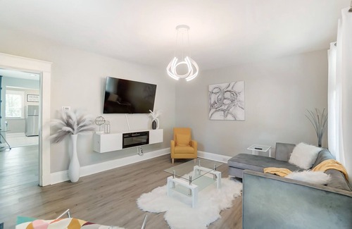 Roselawn Finance House | Family-Friendly Modern Retreat in Central Location
