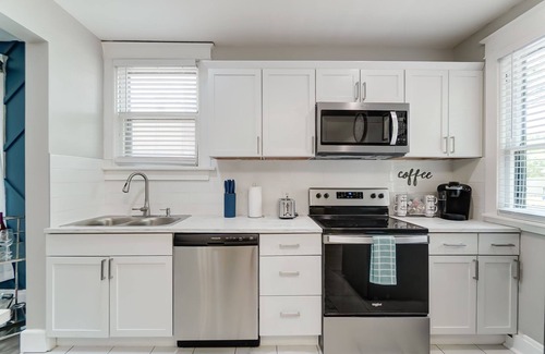 Roselawn Finance House | Family-Friendly Modern Retreat in Central Location