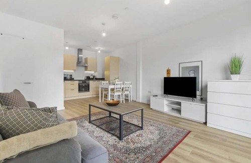 Wembley Central Apartment | Prime Location: Modern 2Bed 2Bath Apartment, Rated 10/10