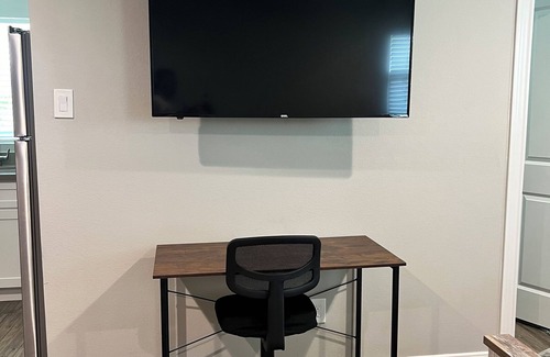 Montrose Apartment | Centrally Located. Montrose, Downtown, and Midtown. Free Covered Parking