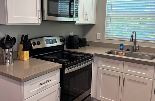 Montrose Apartment | Centrally Located. Montrose, Downtown, and Midtown. Free Covered Parking