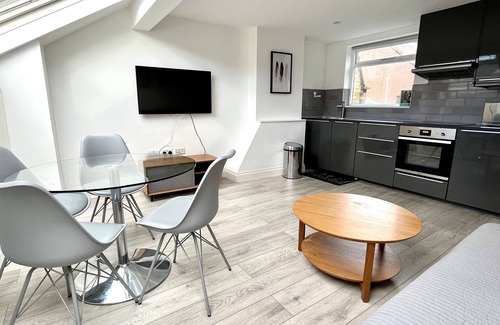 Addison Apartment | Modern Apartment Steps from Market and Underground Access