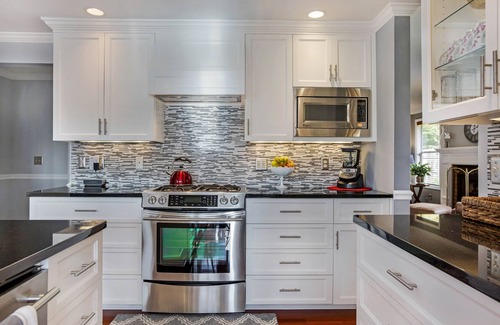 Oak Harbor House | Prime Oak Harbor Home with Ocean Views and Spa Amenities