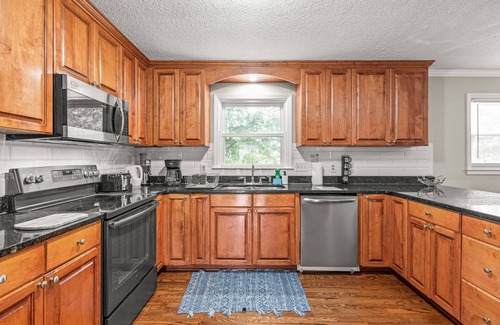 Paw Creek House | Ideal Ranch Retreat: Spa, Hot Tub & Close to Uptown