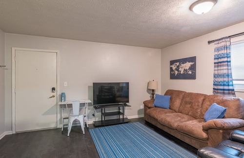 Hemlock Apartment | Centrally Located & Recently Updated Kokomo Apartment is Clean & Comfortable
