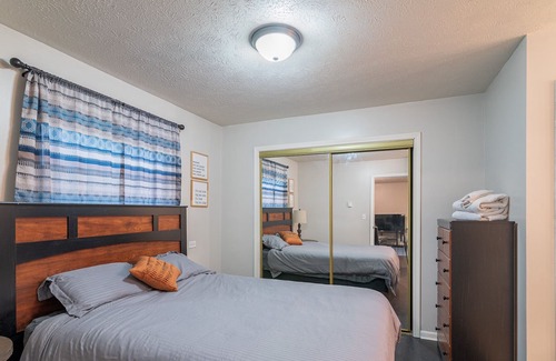 Hemlock Apartment | Centrally Located & Recently Updated Kokomo Apartment is Clean & Comfortable