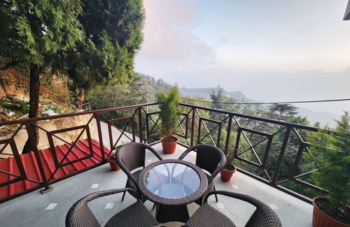 The Mall Road Villa | Cozy Rustic Villa Retreat in the Woods, Steps from Mall Road