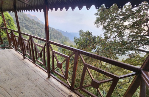 The Mall Road Villa | Cozy Rustic Villa Retreat in the Woods, Steps from Mall Road