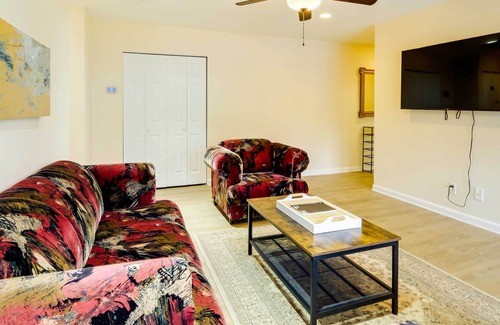 Springfield Apartment | Centrally Located Springfield Apartment w/ Balcony