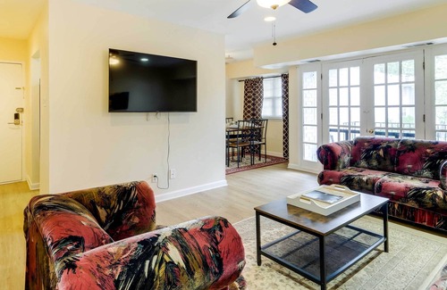 Springfield Apartment | Centrally Located Springfield Apartment w/ Balcony