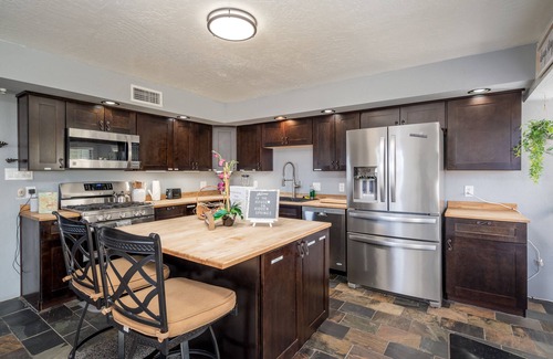 Clarkdale House | Prime Location with Private En Suite & Man Cave Experience