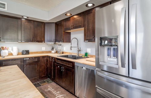 Clarkdale House | Prime Location with Private En Suite & Man Cave Experience