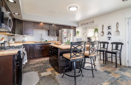 Clarkdale House | Prime Location with Private En Suite & Man Cave Experience
