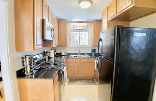 Hanahan House | Well-Positioned Townhouse: 4 BR Steps from Beaches & Downtown