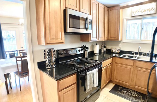 Hanahan House | Well-Positioned Townhouse: 4 BR Steps from Beaches & Downtown