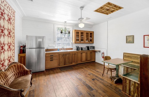 Historic Downtown Apalachicola Apartment | Prime Location in Apalach: Relax, Sip & Enjoy Wi-Fi