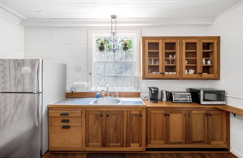 Historic Downtown Apalachicola Apartment | Prime Location in Apalach: Relax, Sip & Enjoy Wi-Fi