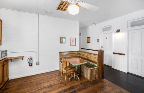 Historic Downtown Apalachicola Apartment | Prime Location in Apalach: Relax, Sip & Enjoy Wi-Fi