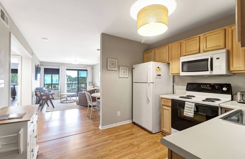 Isle of Palms Condo | Cozy Condo with Pool Access and Beach Proximity - 204A Oceanside