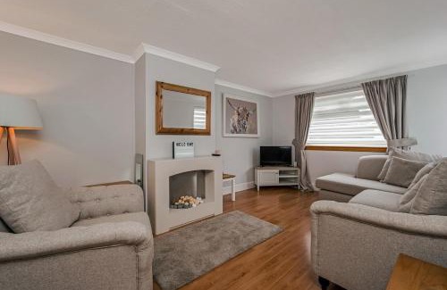Cumbernauld House | Convenient 1 Bedroom House in Cumbernauld with Kitchen