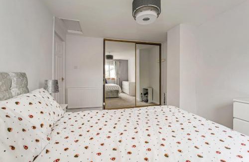 Cumbernauld House | Convenient 1 Bedroom House in Cumbernauld with Kitchen