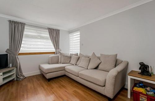 Cumbernauld House | Convenient 1 Bedroom House in Cumbernauld with Kitchen