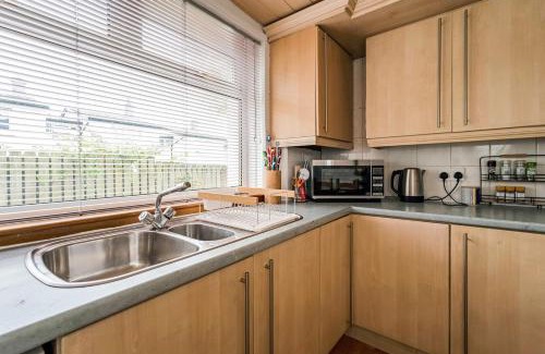 Cumbernauld House | Convenient 1 Bedroom House in Cumbernauld with Kitchen