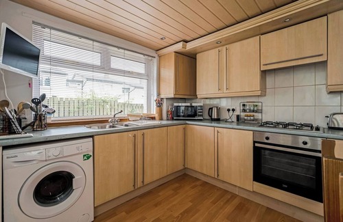 Cumbernauld House | Convenient 1 Bedroom House in Cumbernauld with Kitchen