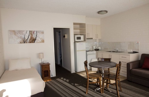 Wagga Wagga Hotel | Top-Rated Centralpoint Motel with Breakfast & Family Amenities