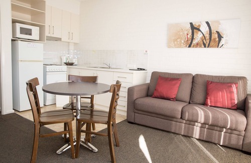Wagga Wagga Hotel | Top-Rated Centralpoint Motel with Breakfast & Family Amenities